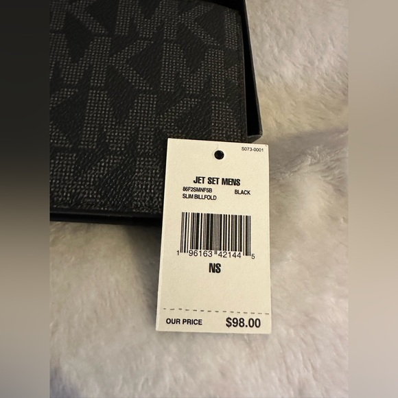 ๐ Michael Kors slim bifold wallet - Picture 8 of 8